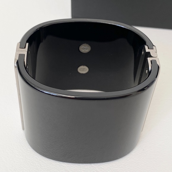 CHANEL 2017K BLACK RESIN CUFF SILVER TONE CC LOGO CRYSTALS NEW IN BOX - Picture 13 of 15